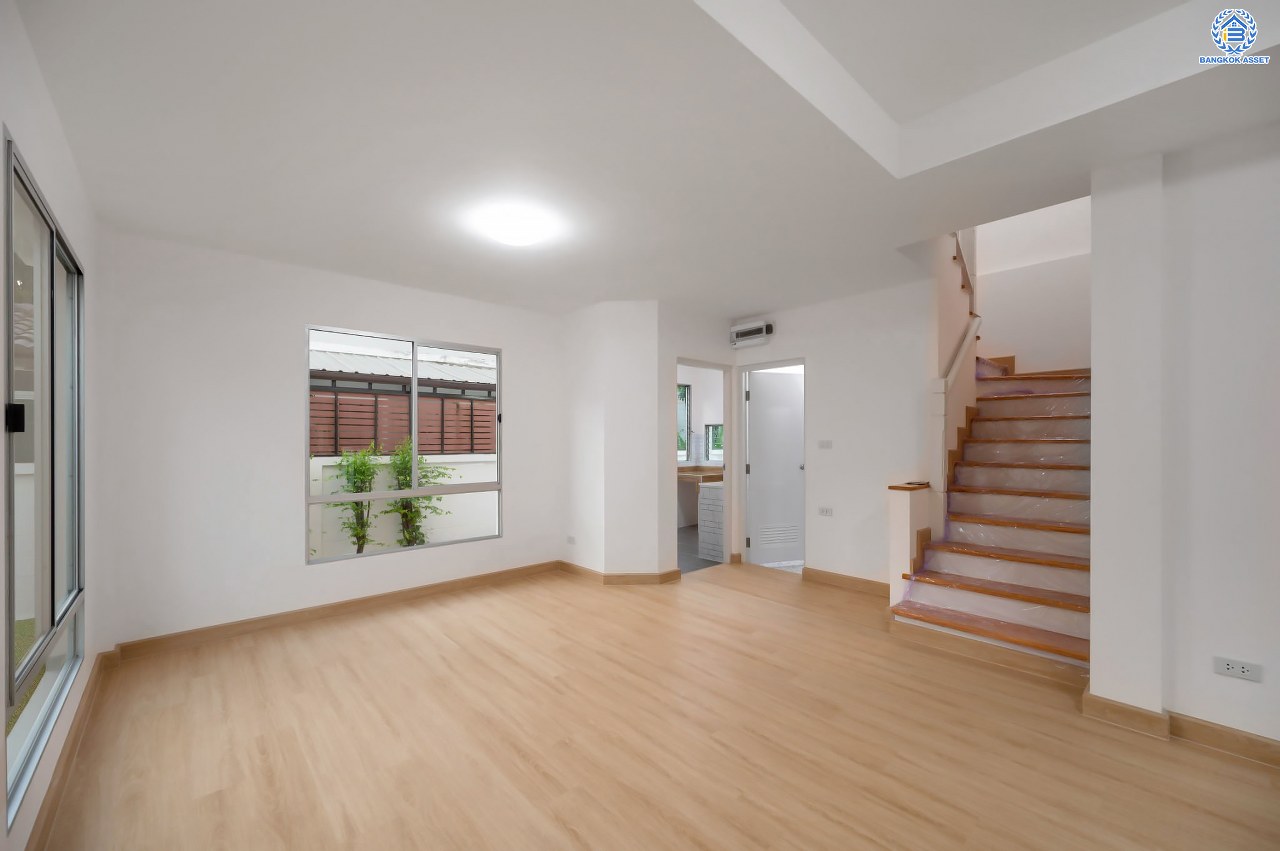 บ้านมือสองตกแต่งใหม่ โครงการ พฤกษ์ลดา ติวานนท์-ราชพฤกษ์ แบรนด์ L&H เนื้อที่ 50.2 ตร.ว. ฟังก์ชัน 3 ห้องนอน 2 ห้องน้ำ จอดรถได้ 2 คัน บ้านสไตล์มินิมอล ดูอบอุ่นน่าอยู่อาศัย บนทำเลติดใหญ่ ถนน 345 เชื่อมต่อหลายน ถนนราชพฤกษ์ ถนนชัยพฤกษ์ ถนนศรีสมาน ใกล้ทางด่วน "ศรีสมาน"...